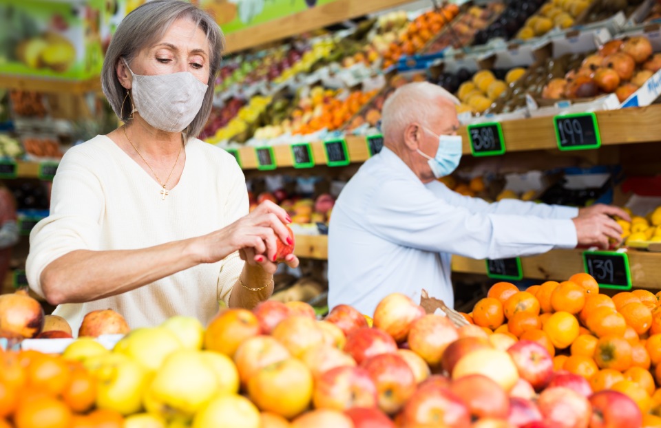 deux personnes prennent des légumes